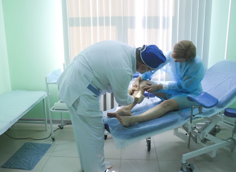 Un cirujano examina las venas de un paciente antes de realizar una operación.