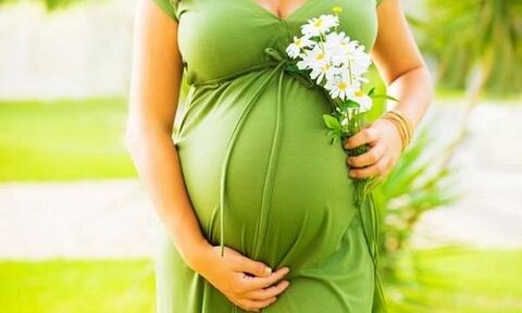 Mujer embarazada con venas varicosas en las piernas.