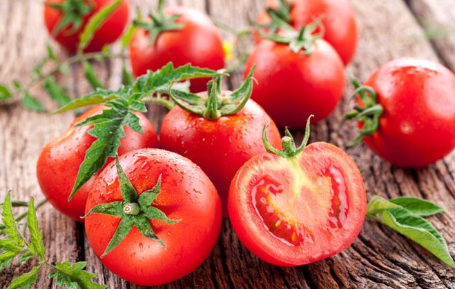 Los tomates hacen un excelente trabajo con la inflamación y el dolor de las venas varicosas. 